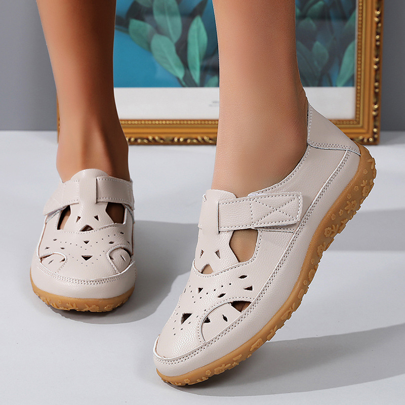 Bequeme Sommerschuhe mit Klettverschluss und Lochmuster