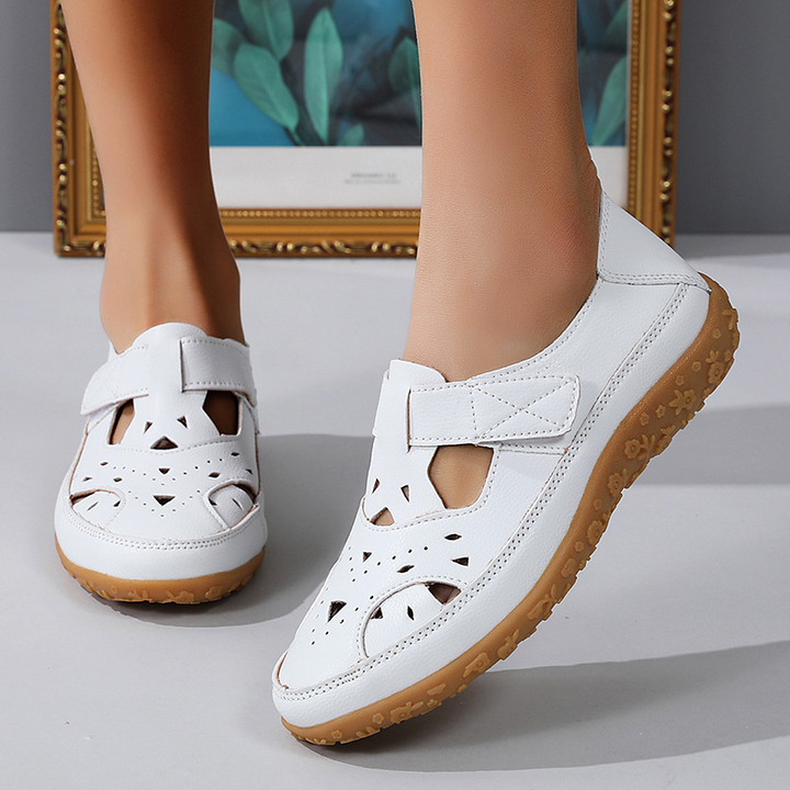 Bequeme Sommerschuhe mit Klettverschluss und Lochmuster