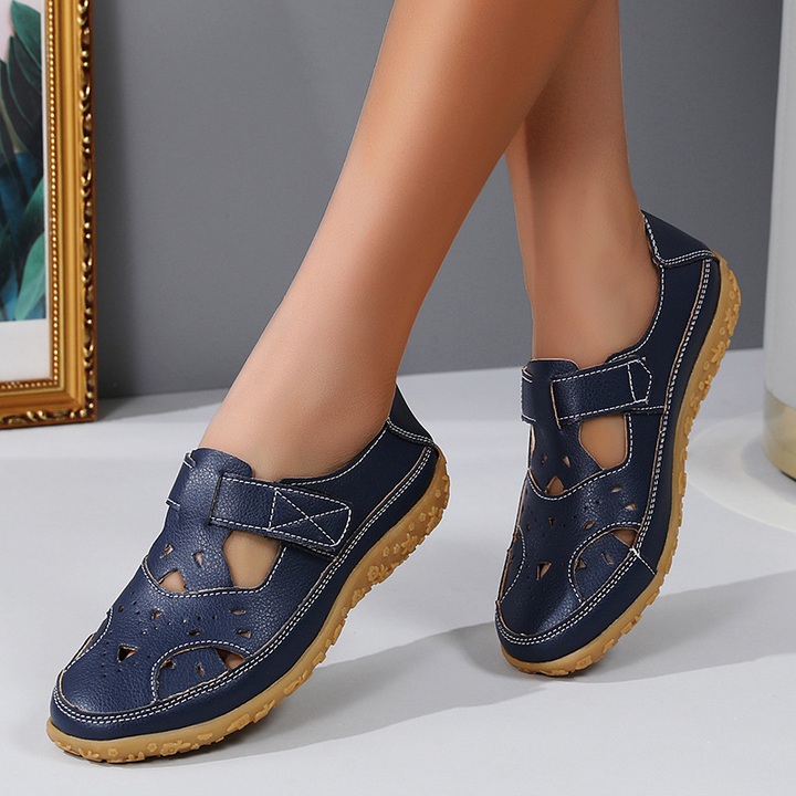 Bequeme Sommerschuhe mit Klettverschluss und Lochmuster