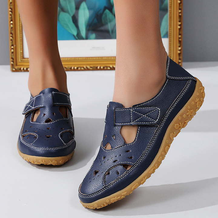 Bequeme Sommerschuhe mit Klettverschluss und Lochmuster