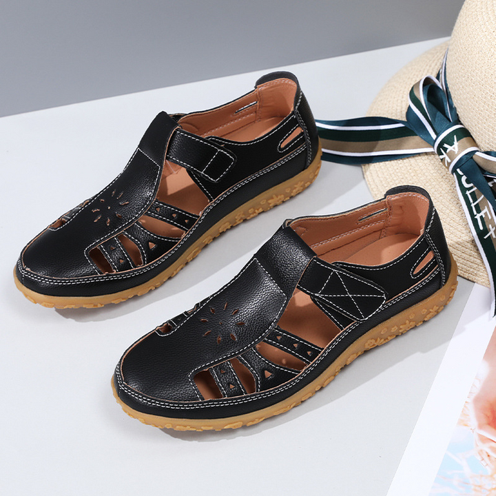 Bequeme Sommerschuhe mit Klettverschluss und Lochmuster