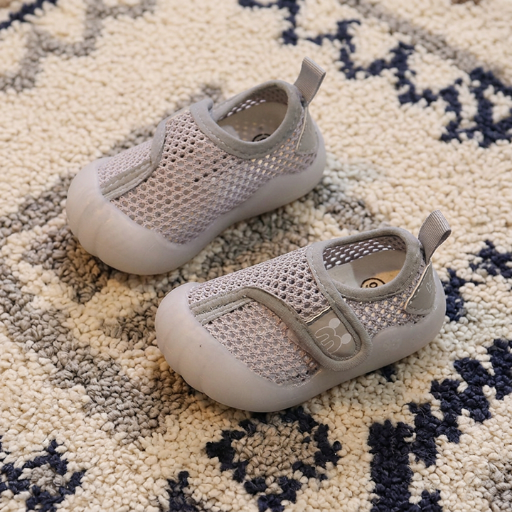 Bequeme Babyschuhe mit weichen, rutschfesten Sohlen