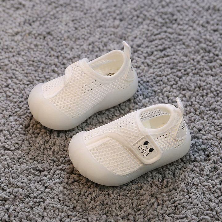 Bequeme Babyschuhe mit weichen, rutschfesten Sohlen